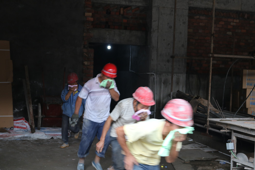 福建易順建筑工程有限公司“東升商城”工程2017年度《安全生產月》消防、救援應急演練