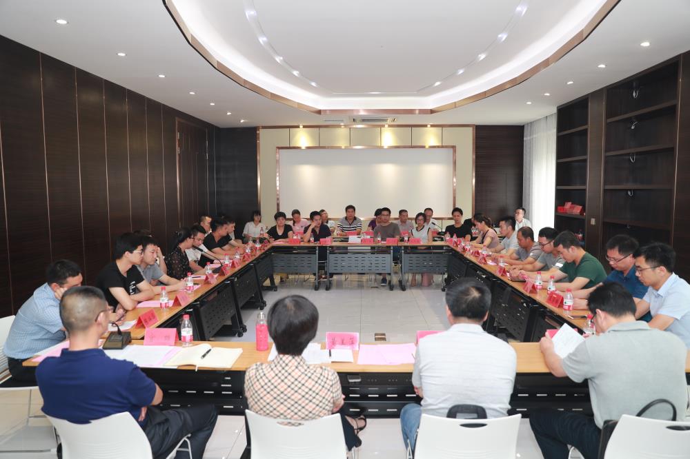 由（縣委常委、政法委書記）官雄主持、黃美萍（縣委書記）蘇建旗（縣長）參加“村企結對、真情幫扶”簽約授牌儀式、