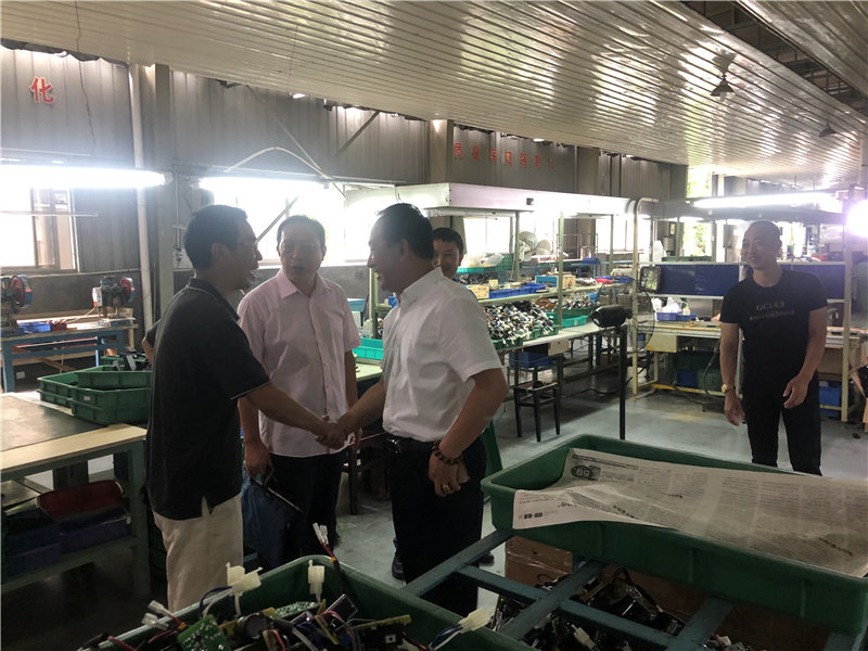 縣企聯會常務副會長、秘書長、松源商會會長李易順帶隊走訪企業(yè)