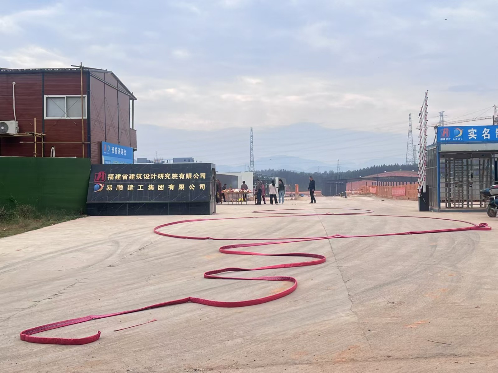 易順建工集團有限公司承建的松溪縣三和循環經濟產業園標準化廠房和基礎設施提升項目——標準化廠房建設項目封頂大吉!
